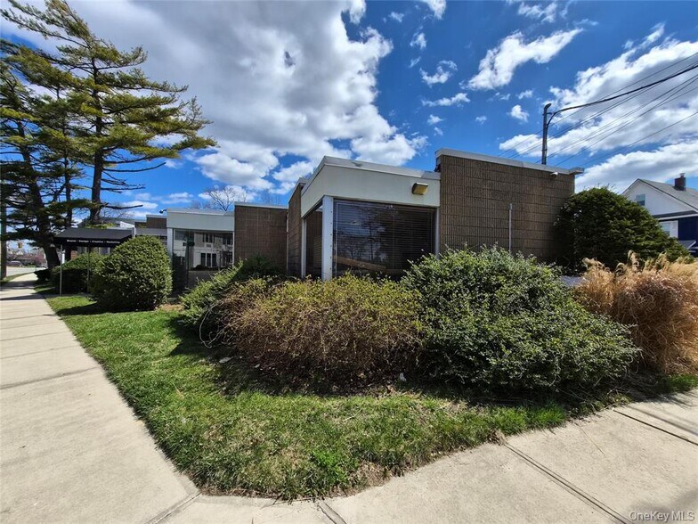 More Photos Of 121 W Oak St, Amityville Office For Lease