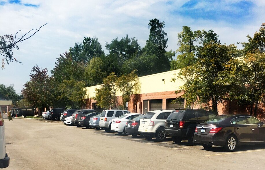 More Photos Of 41441-41541 W 11 Mile Rd, Novi Showroom For Lease