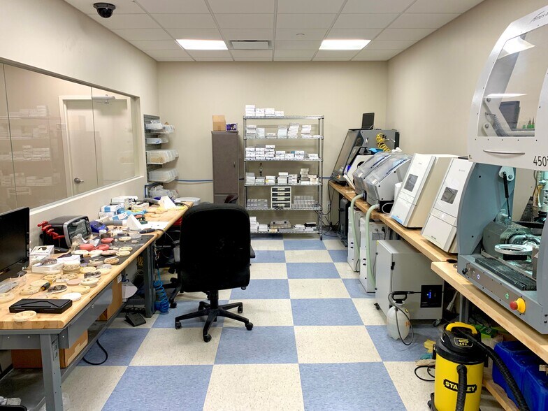 More Photos Of 370 Crossways Park Dr, Woodbury Distribution For Lease