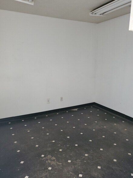 More Photos Of 2046 Keystone Dr, Springfield Industrial For Sale