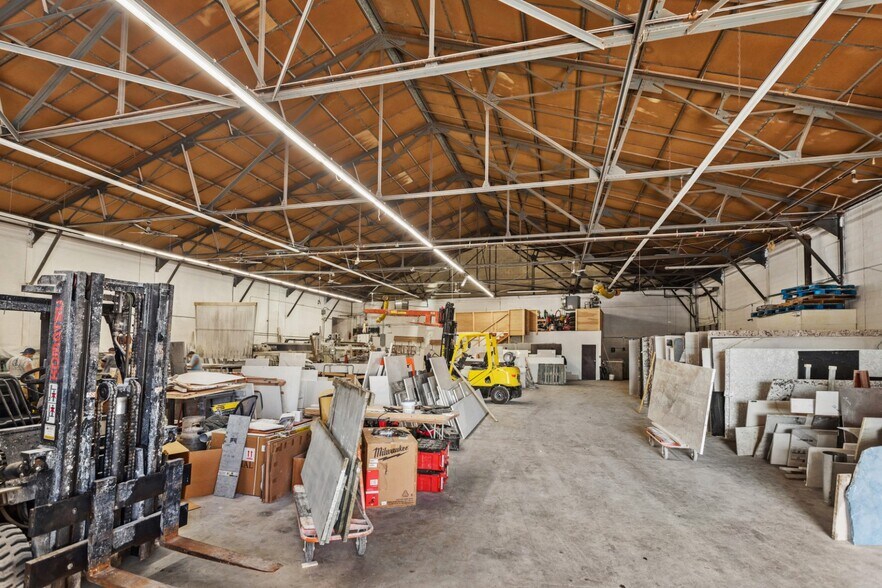 More Photos Of 165-167 Bow St, Everett Light Manufacturing For Lease