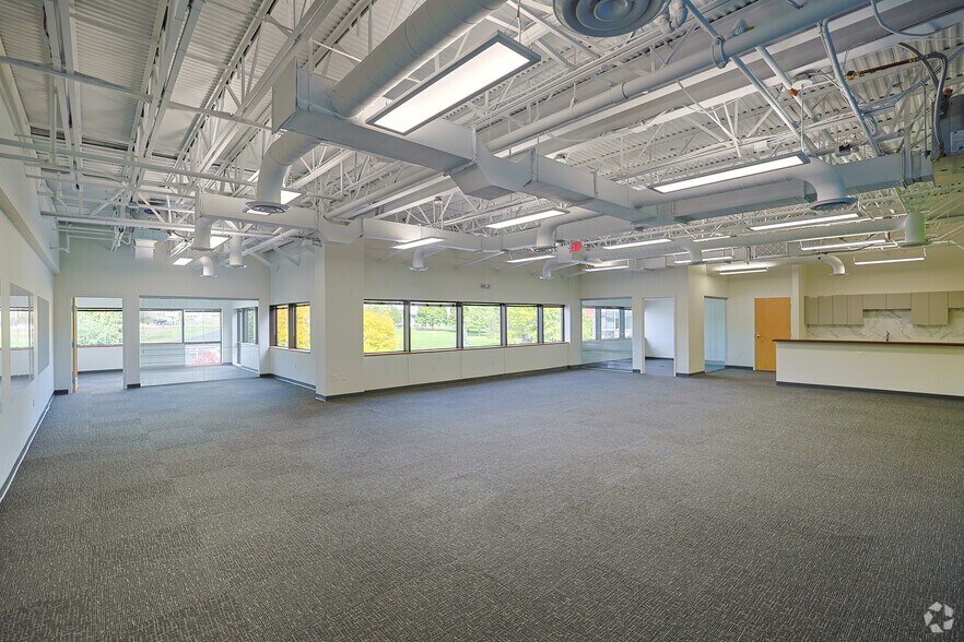 More Photos Of 465 Waverley Oaks Rd, Waltham Office For Lease
