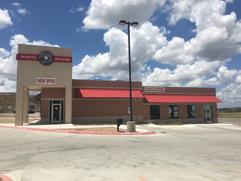 More Photos Of 3201 Commercial Cir, New Braunfels Storefront Retail Office For Lease
