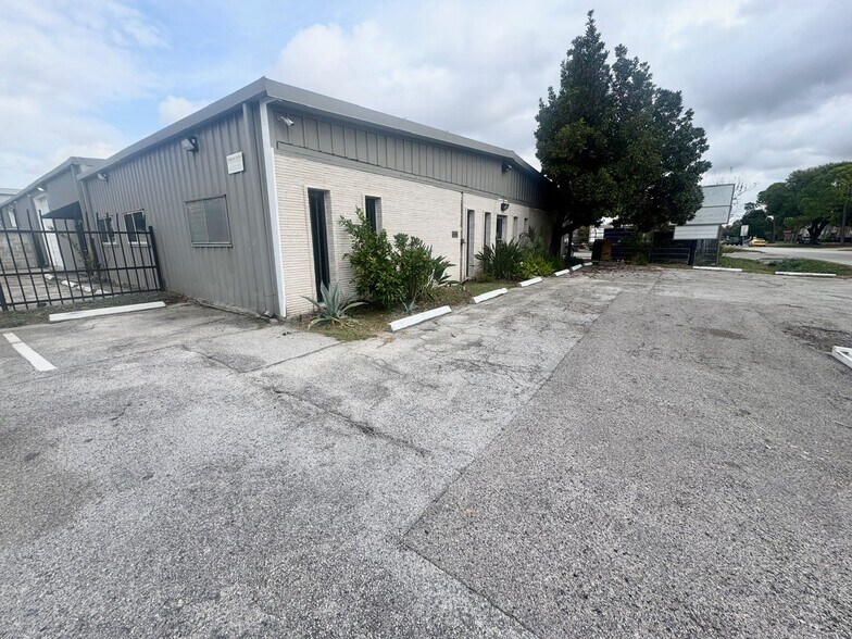 More Photos Of 6214 Beverly Hill St, Houston Office For Lease
