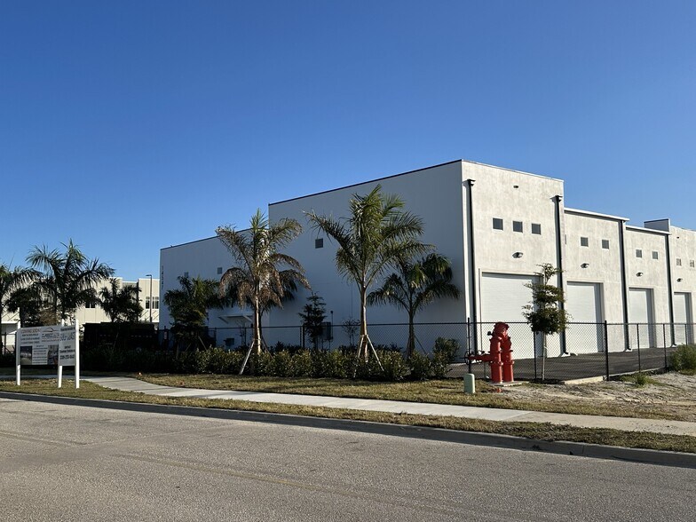 More Photos Of 15547 Global Pkwy., Fort Myers Self Storage For Sale