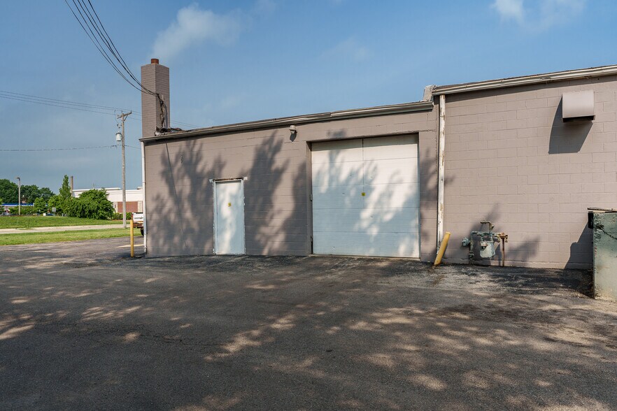 More Photos Of 415 N 3rd St, Rockford Light Distribution For Lease