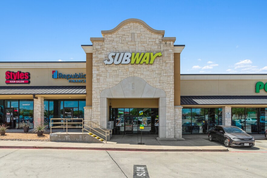 More Photos Of 910-1012 S Crowley Rd, Crowley Unknown For Lease