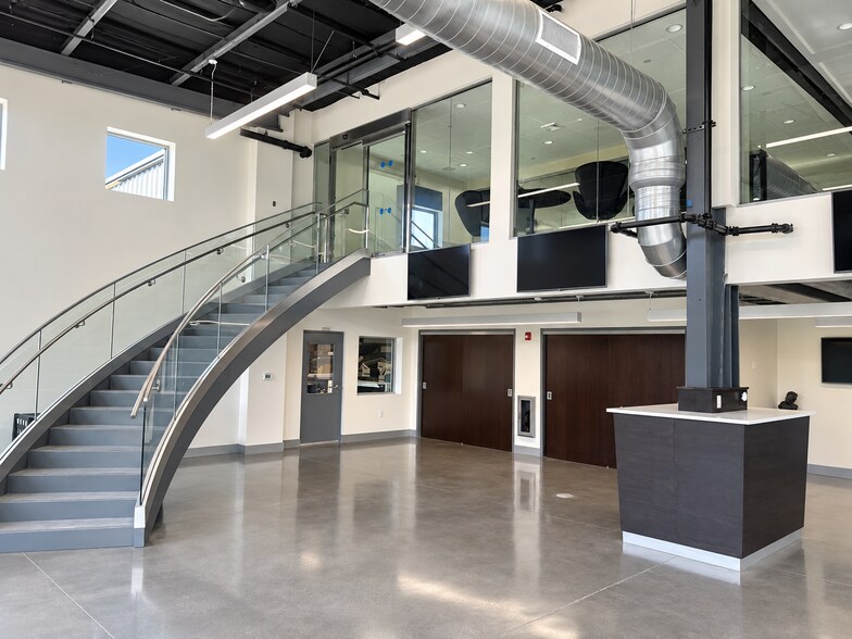 More Photos Of 645 Wemple Rd, Glenmont Warehouse For Lease
