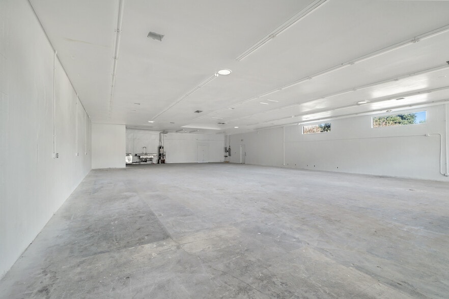 More Photos Of 233 W Harvard Blvd, Santa Paula Freestanding For Lease