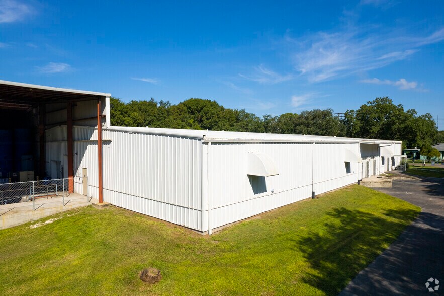 More Photos Of 5025 Hartford St, Tampa Warehouse For Lease
