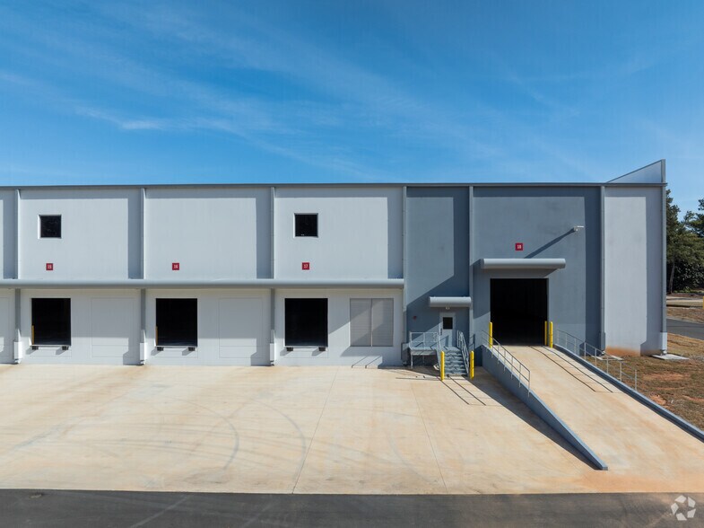 More Photos Of 4326 Avery Dr, Flowery Branch Distribution For Lease