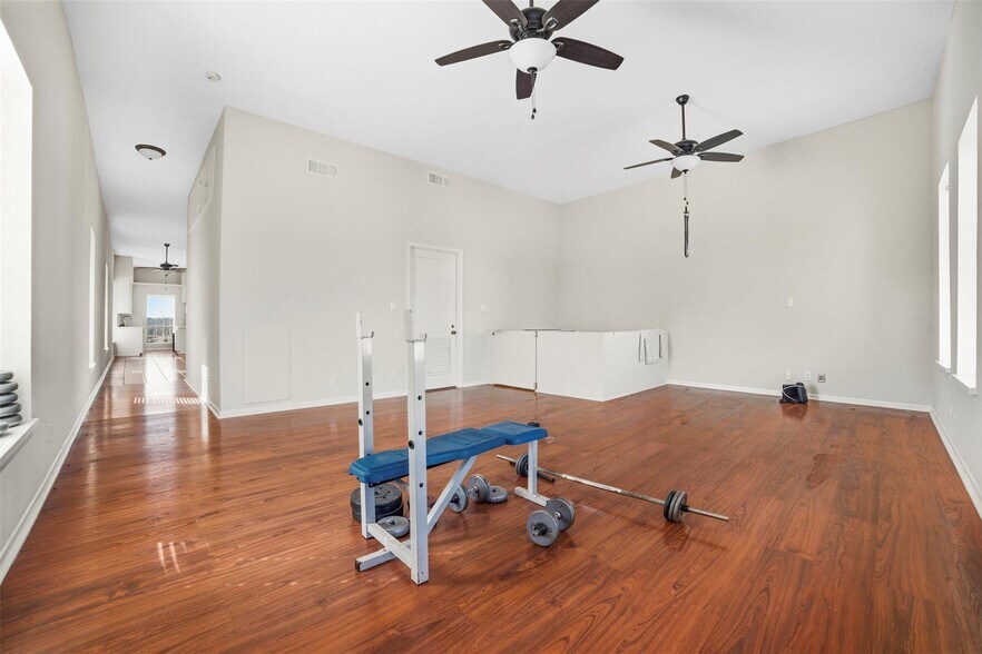 More Photos Of 923 Loop 332, Liberty Hill Storefront Retail Residential For Sale