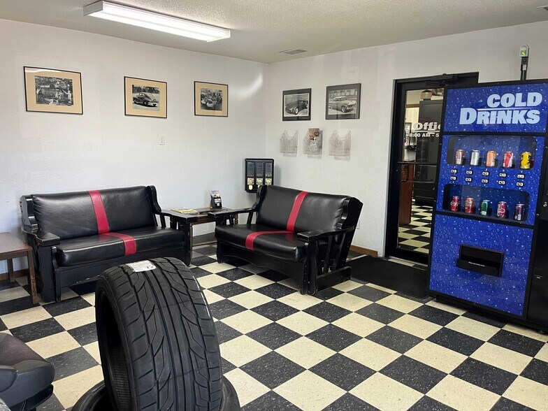 More Photos Of 941 66th Ave SW, Cedar Rapids Warehouse For Sale