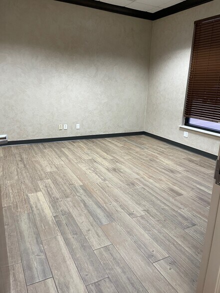 More Photos Of 609 S Kelly Ave, Edmond Unknown For Lease