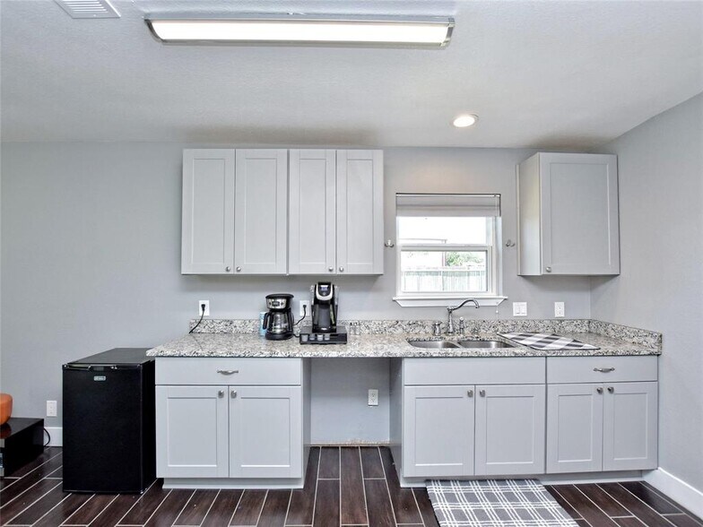 More Photos Of 1612 Shenandoah Dr, Cedar Park Warehouse For Sale