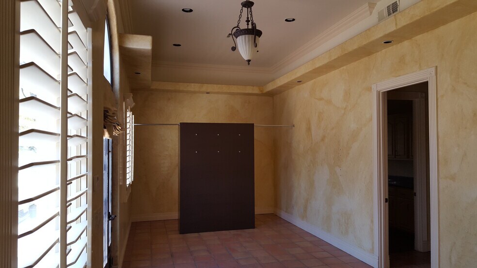 More Photos Of 154 N Festival Dr, El Paso Medical For Sale