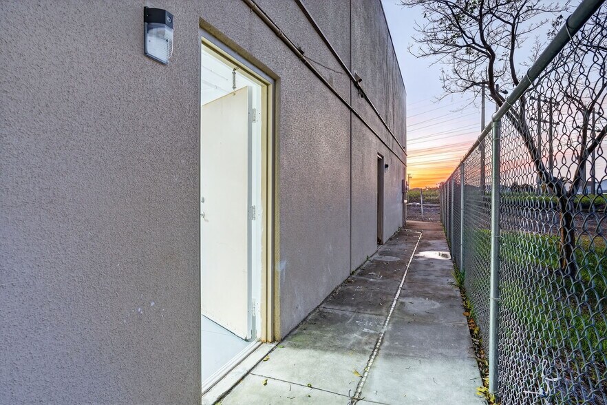 More Photos Of 16300 SW 137th Ave, Miami Warehouse For Lease