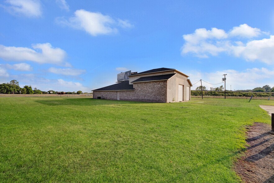 More Photos Of 205 E North Interstate 30 Service Rd, Cumby Showroom For Lease