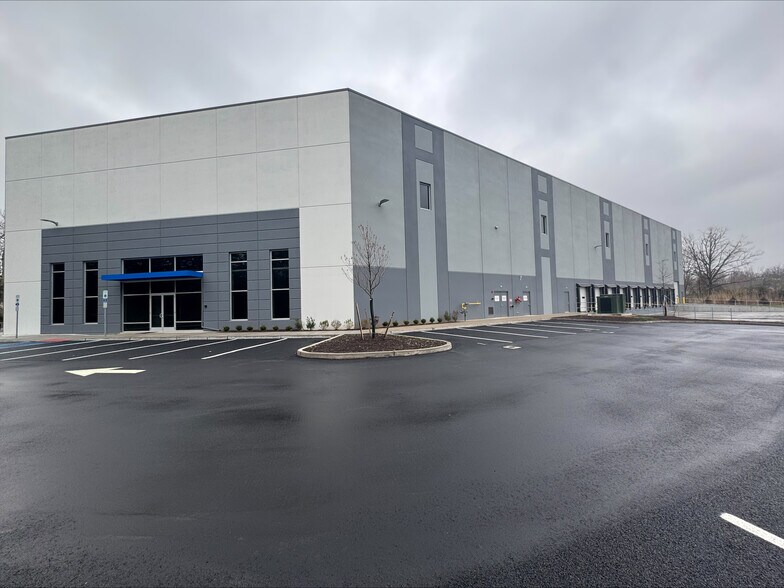 More Photos Of 485 Elizabeth Ave, Somerset Warehouse For Lease