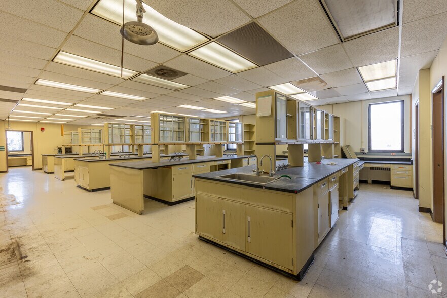 More Photos Of 110 E Warren Ave, Detroit Medical For Lease