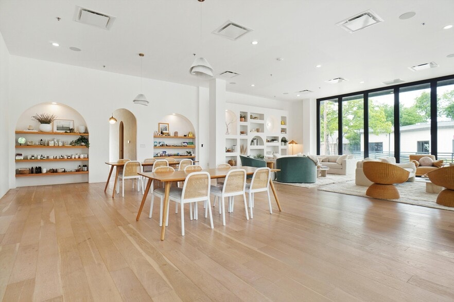 More Photos Of 409 N Oak St, Roanoke Storefront Retail Office For Lease