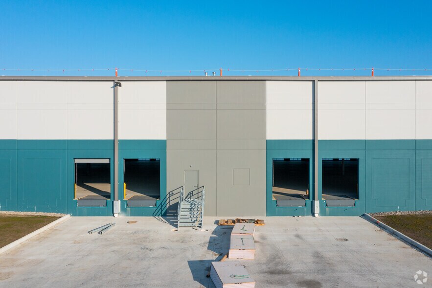 More Photos Of 10100 Assembly Park Dr, Wixom Distribution For Lease
