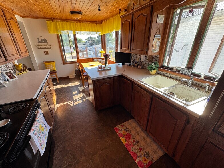 More Photos Of 215 W Main St, Marshall General Retail For Sale