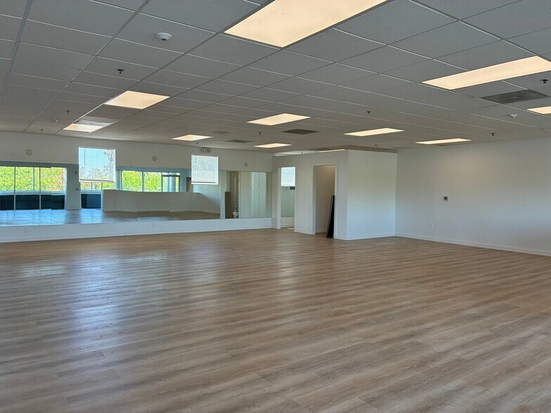 More Photos Of 8465 Old Redwood Hwy, Windsor Freestanding For Lease