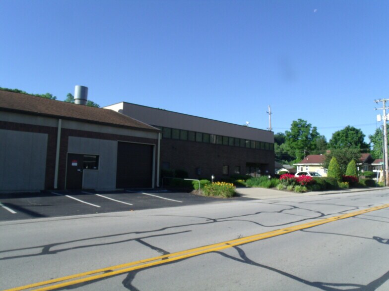 More Photos Of 411 Holmes St, Frankfort Light Distribution For Sale