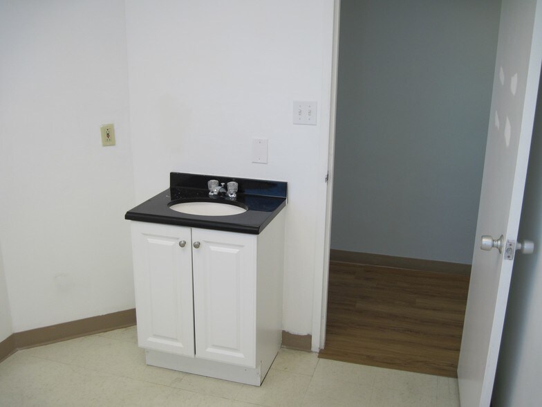 More Photos Of 333 Arthur Godfrey Rd, Miami Beach Office For Lease