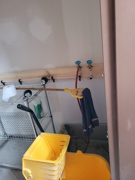 More Photos Of 90 E Jefferson St, Franklin Specialty For Lease