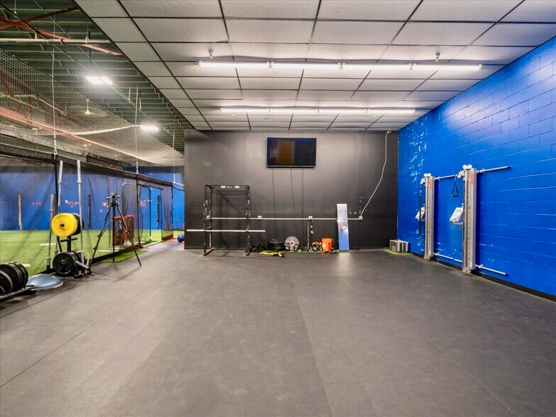 More Photos Of 465 W Commercial St, East Rochester Warehouse For Lease