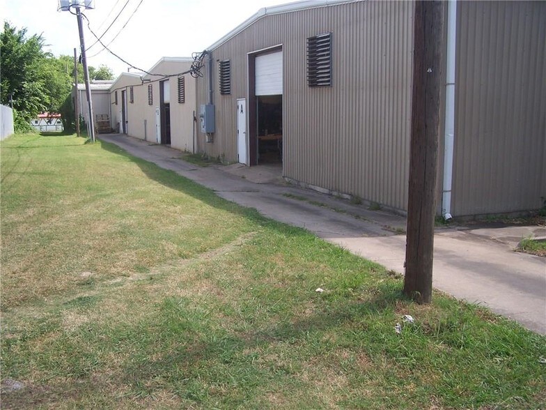 More Photos Of 106 NW 17th St, Grand Prairie Warehouse For Lease