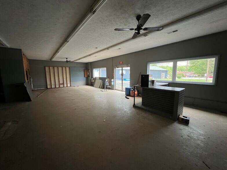 More Photos Of 805 Ohio Pike, Cincinnati Storefront Retail Office For Sale