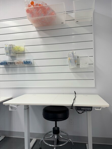 More Photos Of 3858-3870 Notre-Dame, Laval Office For Sale