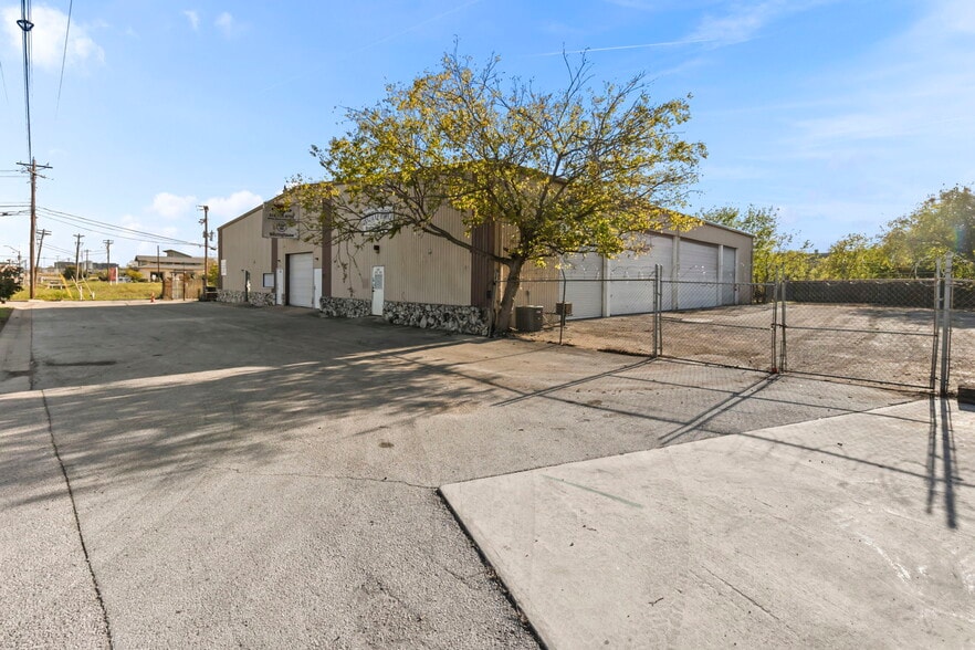 More Photos Of 290 Wonder World Dr, San Marcos Warehouse For Lease