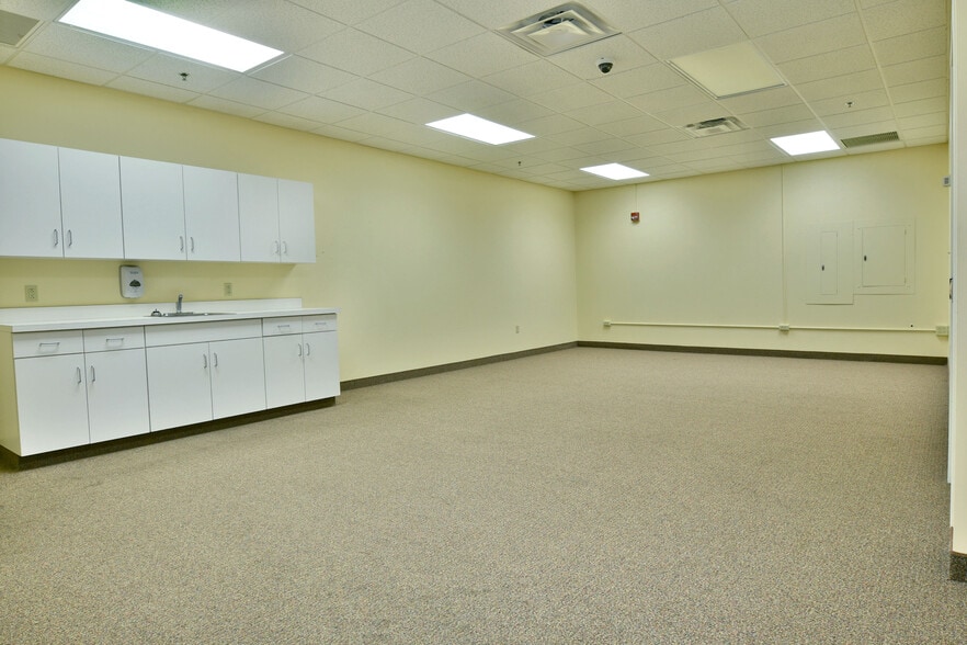 More Photos Of 108 Main Ave SW, Warren Office Residential For Lease
