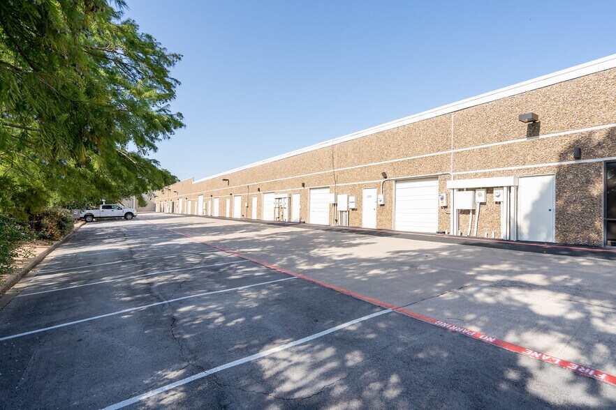 More Photos Of 8302-8328 Sterling St, Irving Showroom For Lease