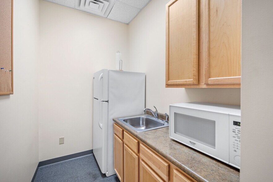 More Photos Of 5500 NW Johnston Dr, Johnston Flex For Lease