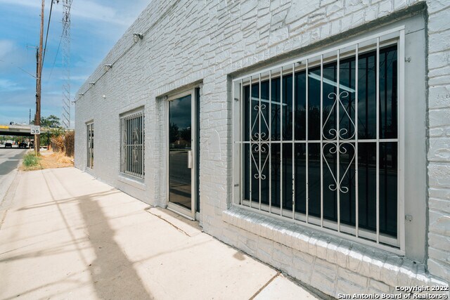 More Photos Of 1020 Roosevelt Ave, San Antonio Freestanding For Sale