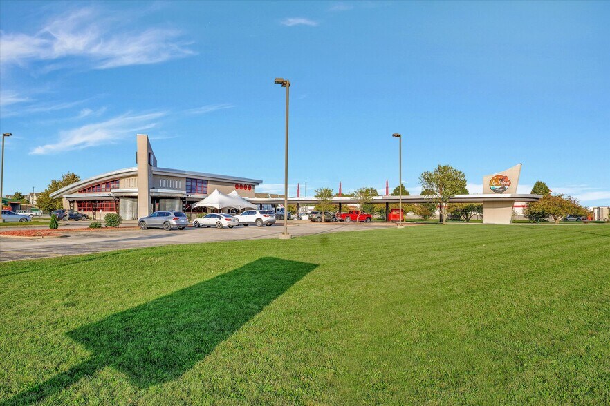 More Photos Of 608 W Town Center Blvd, Champaign Restaurant For Sale