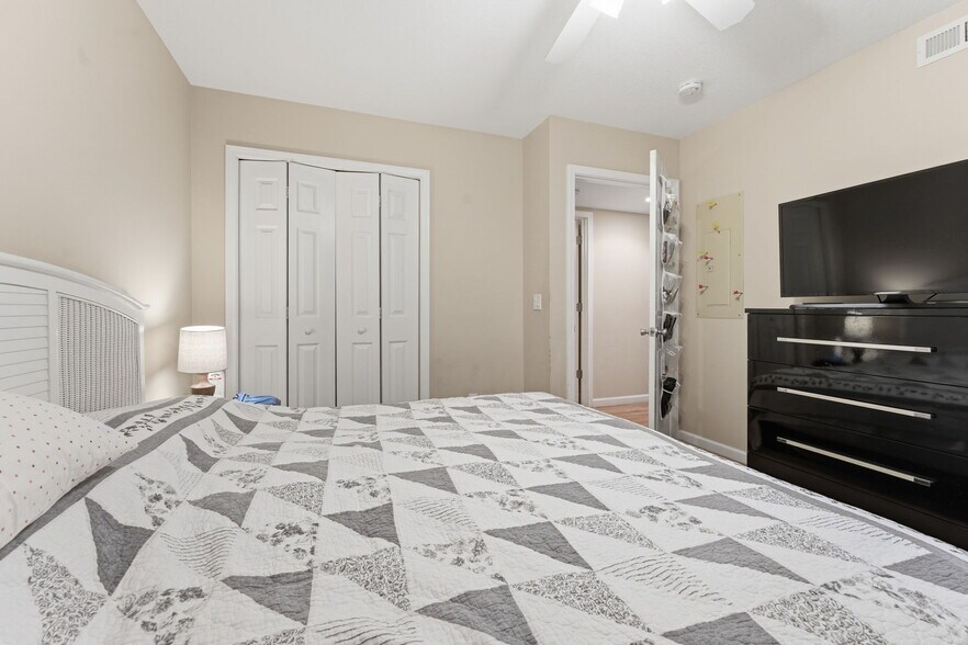 More Photos Of 520 Baird Cove Rd, Franklin Apartments For Sale