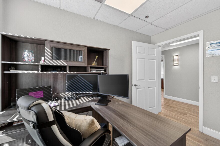 More Photos Of 3411 N 29th St, Tampa Office For Sale
