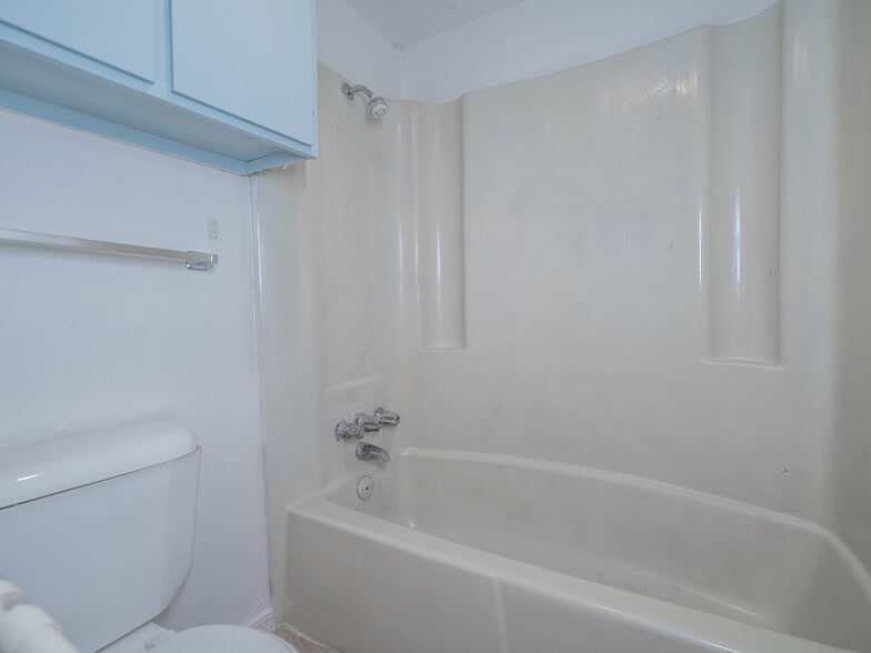 More Photos Of 5924 NW 10th St, Oklahoma City Apartments For Sale