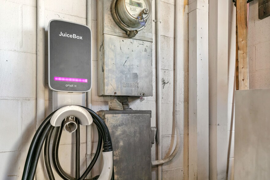 More Photos Of 10542 Burbank Blvd, North Hollywood Storefront Retail Office For Sale