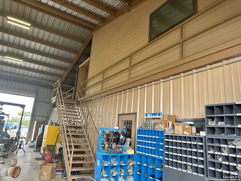 More Photos Of 94600 I-37, Pleasanton Warehouse For Lease