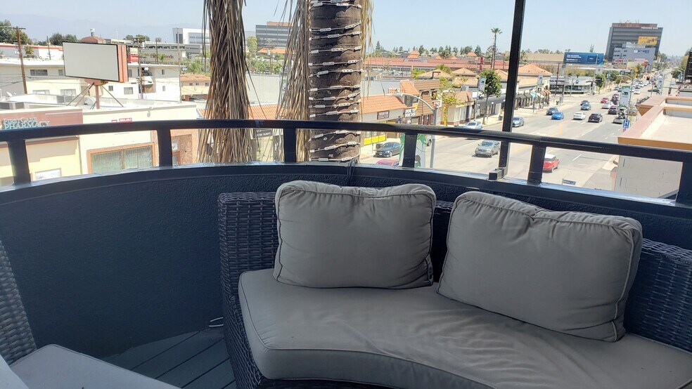 More Photos Of 18580 Ventura Blvd, Tarzana Loft Creative Space For Lease