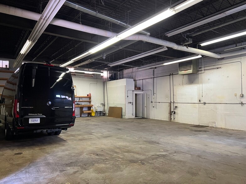 More Photos Of 262-264 E Vine St, Lexington Light Distribution For Lease