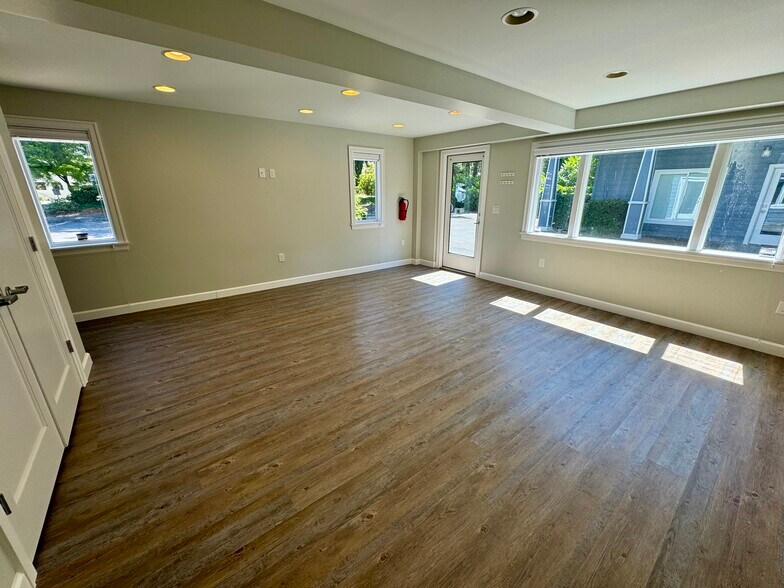 More Photos Of 6500 SW Beaverton-Hillsdale Hwy, Portland Office For Sale