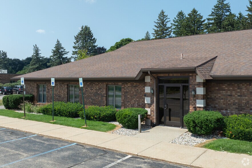 More Photos Of 426 Century Ln, Holland Office For Sale